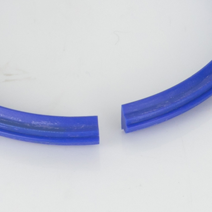 Extreme close-up of blue split gripper crease band gap ends