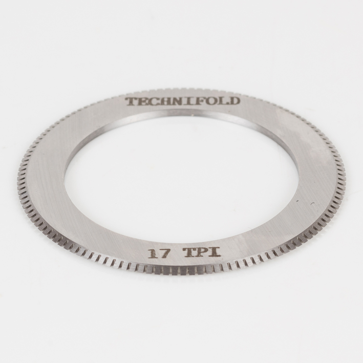 Single 17 TPI micro-perf blade engraved TECHNIFOLD, angled on white